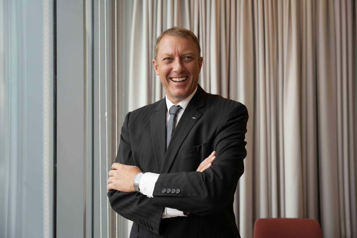 البروفيسور بول داربيشاير - مشرف GIBBOUS